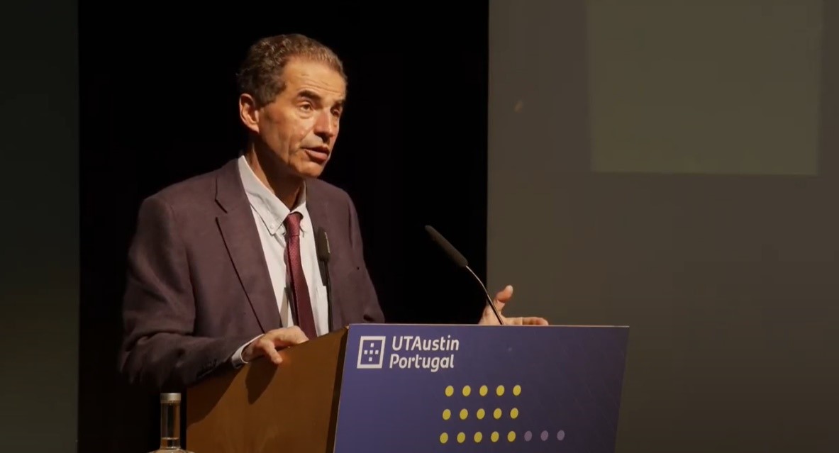 Manuel Heitor delivering a speech in a pulpit