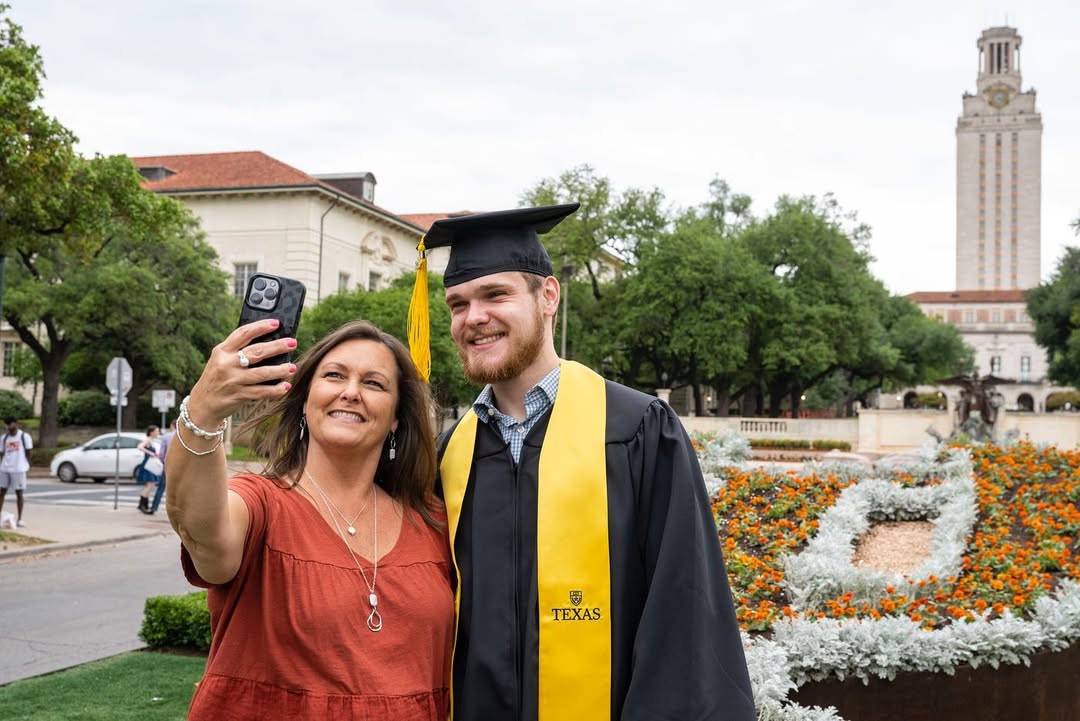Just can’t get enough of your graduation photos! 🎓🤘 #UTGrad23.jpg